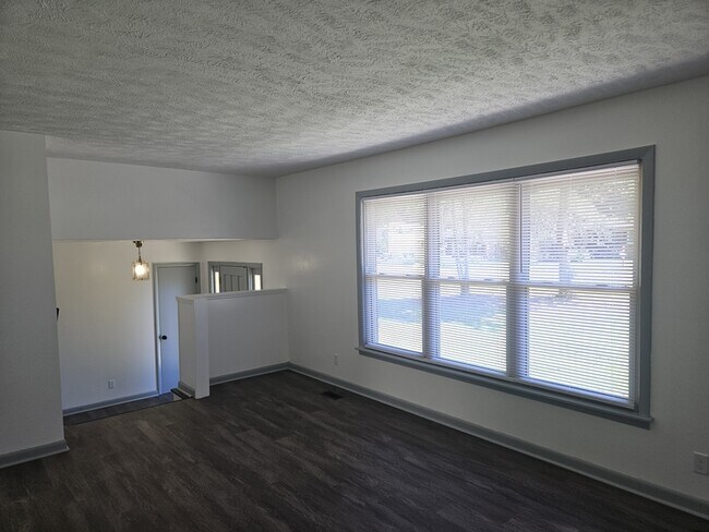 Building Photo - 415 College Dr