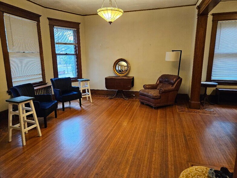 Building Photo - 733 Orange St