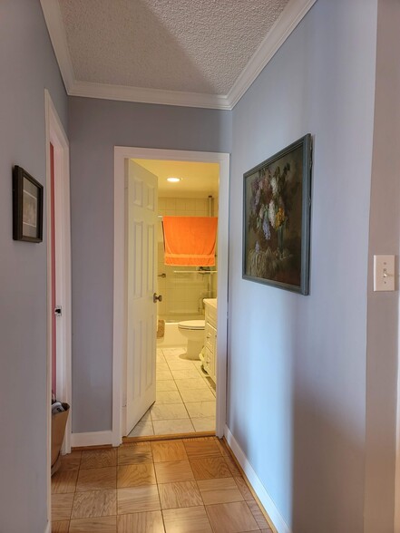 Foyer and bathroom entrance - 5225 Pooks Hill Rd