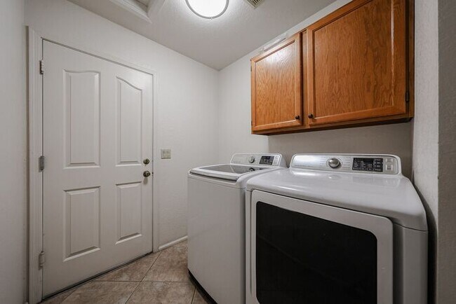 Building Photo - Welcome to this stunning 4-bedroom, 2-bath...