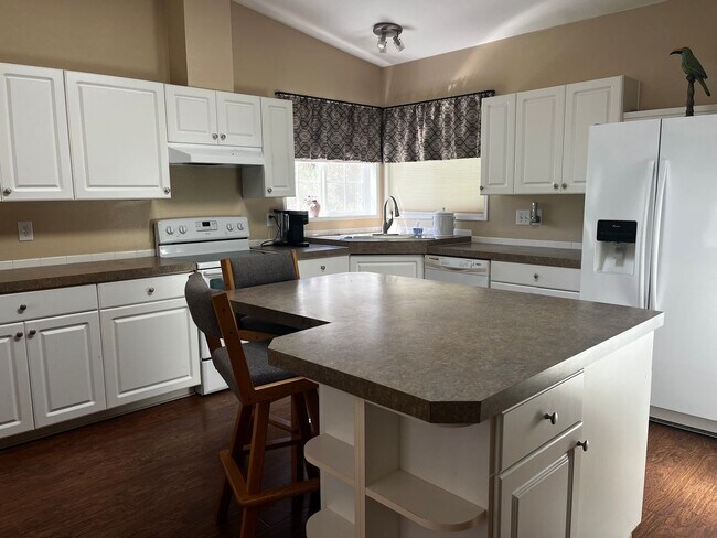 Building Photo - Spacious 3 bed/2bath in Town, Month-to-Month or long term lease.