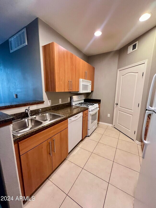 Building Photo - 6900 E Princess Dr