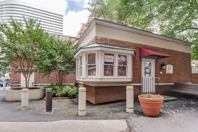 Building Photo - Charming & Spacious One Bedroom at River Place South