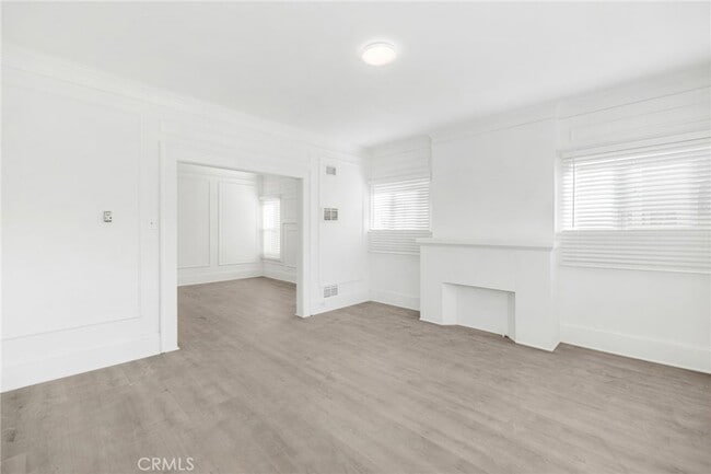 Building Photo - 550 N Kenmore Ave