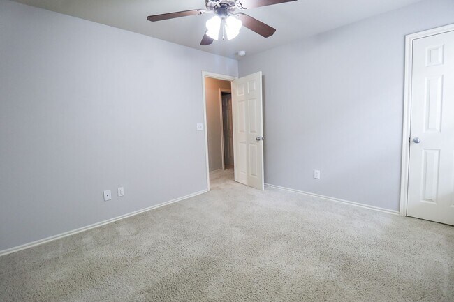 Building Photo - 3 bed | 2 bath in New Tulsa!