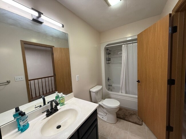 Building Photo - Beautiful 2 Bedroom Townhome - Only Steps ...