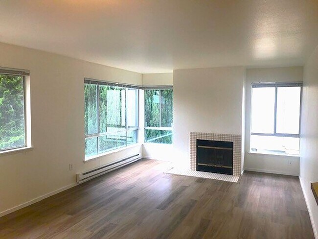 Interior Photo - 4301 Woodland Park