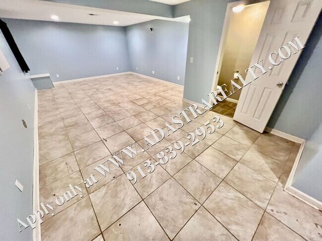 Building Photo - Spacious 3 Bed, 2 Bath, 2 Half Bath Townhome in Lee's Summit-Available NOW!!