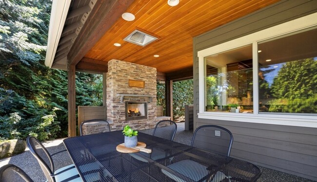 Building Photo - Beautiful Home in Semiahmoo!
