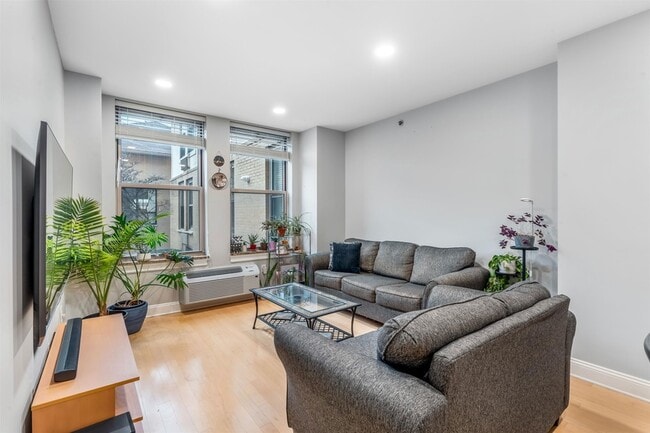 Building Photo - 10 Regent St