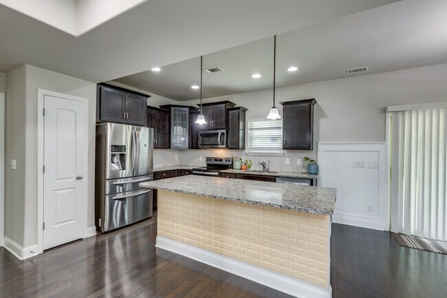 Building Photo - 1061 Daniel Ln