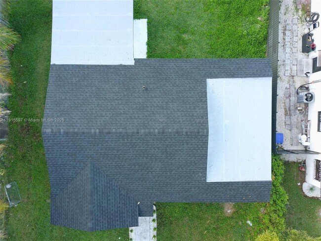 Building Photo - 216 NE 160th St