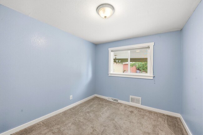 Building Photo - 5 bedroom, 3 1/2 bath, home with two master suites and 2 car garage.