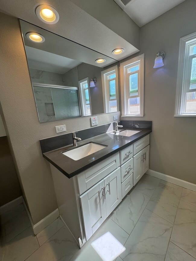 Building Photo - Large 4 bedroom 2 Bathroom for rent