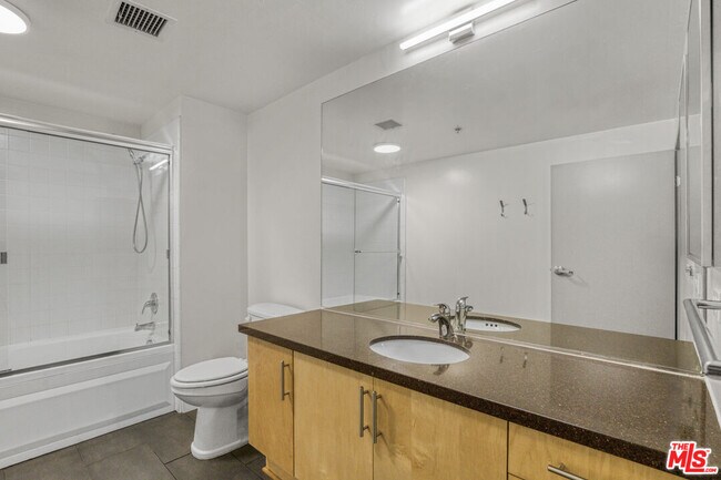 Building Photo - 330 W 11th St