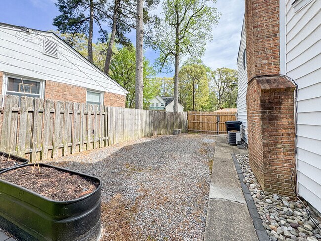 Building Photo - COME MEET YOUR NEW HOME IN KINGS GRANT!