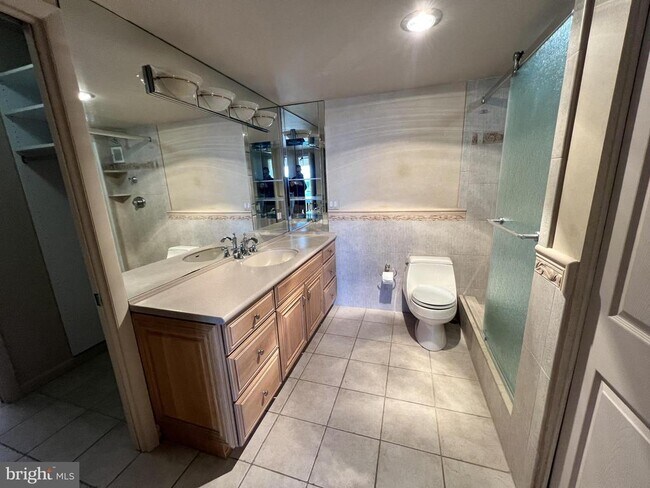 Building Photo - 200 Locust St