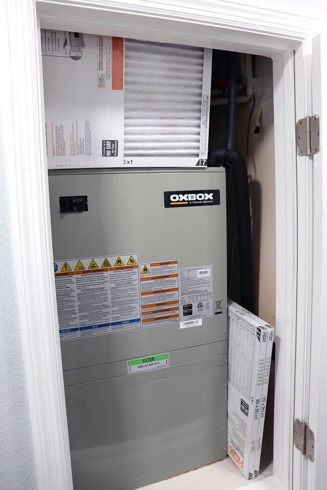 Building Photo - Newly renovated first floor condo! 2 bedrooms