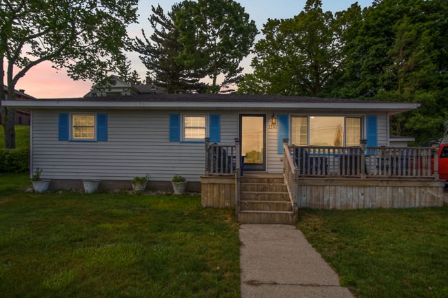 Building Photo - 2245 Lakeshore Dr