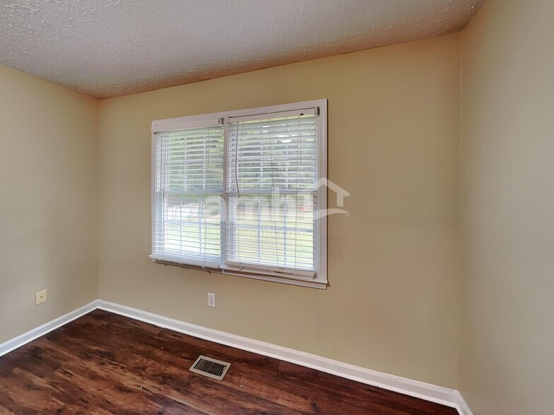 Building Photo - 304 Legacy Park Dr