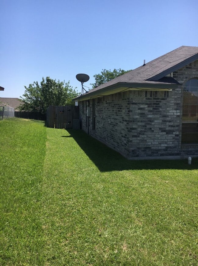 Building Photo - 3 BED / 2 Bath  AVAILABLE END OF JANUARY