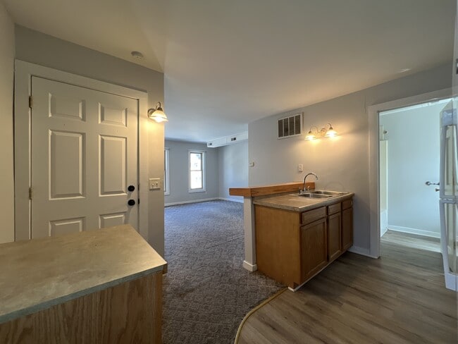 Building Photo - 582 Loras Blvd