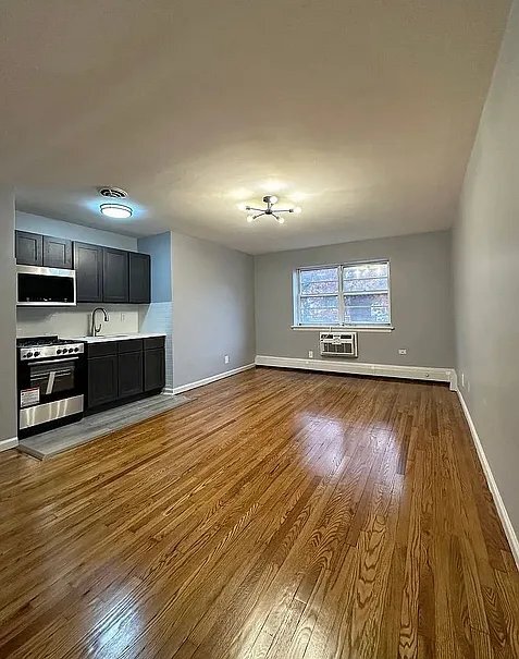 Building Photo - 138 E 7th St