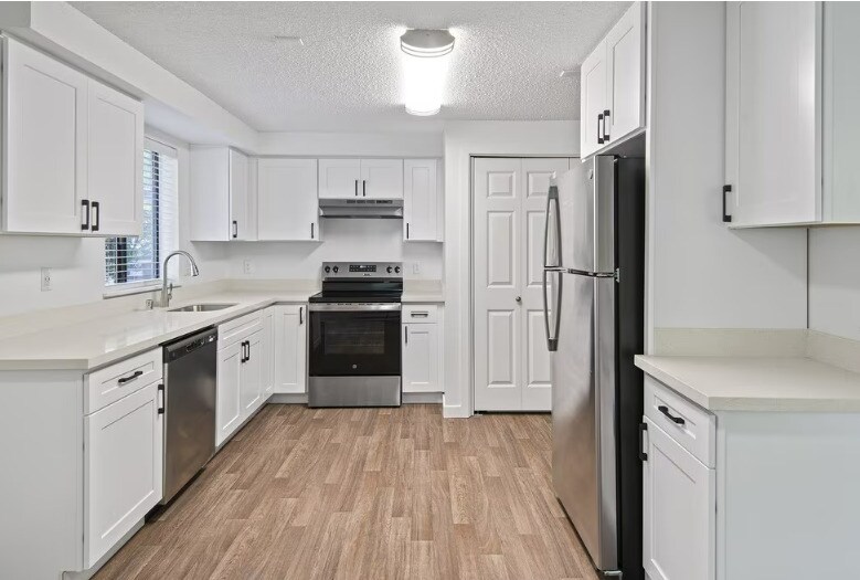 Building Photo - Hampton Court