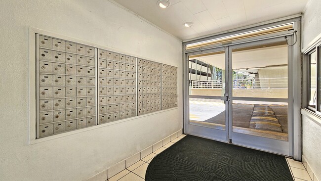 Building Photo - 2211 Ala Wai Blvd