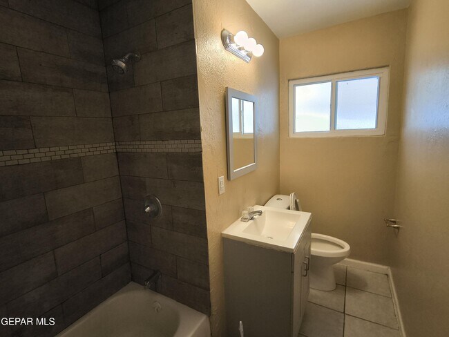 Building Photo - 4918 Guadalupe Dr