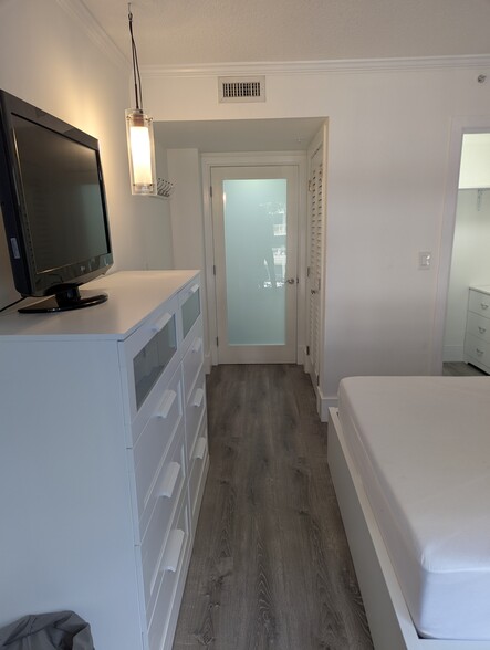 Building Photo - 2951 S Bayshore Dr