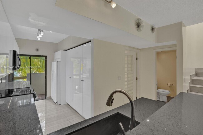 Building Photo - 2529 NE 135th St