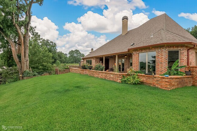 Building Photo - Beautiful Home on the Red River....