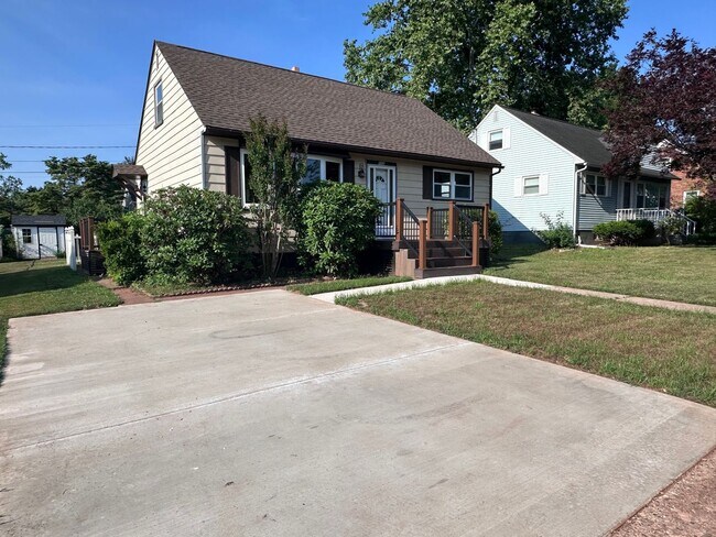 Building Photo - Cape Cod in Middletown 4 bedroom