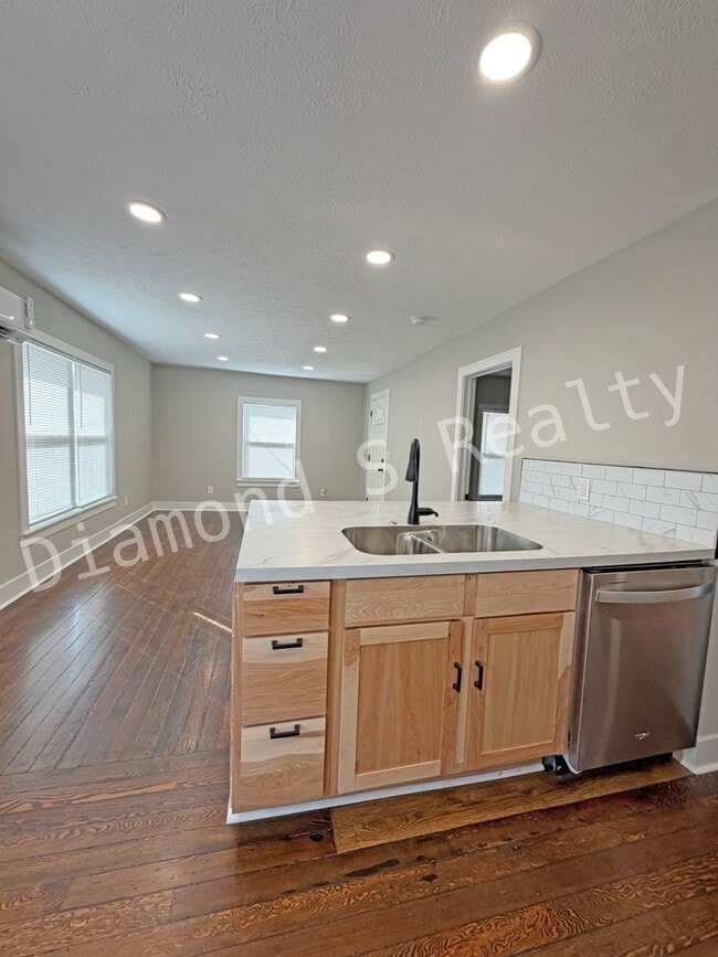 Building Photo - **Stunning Renovated 1-Bed Home Now Available**