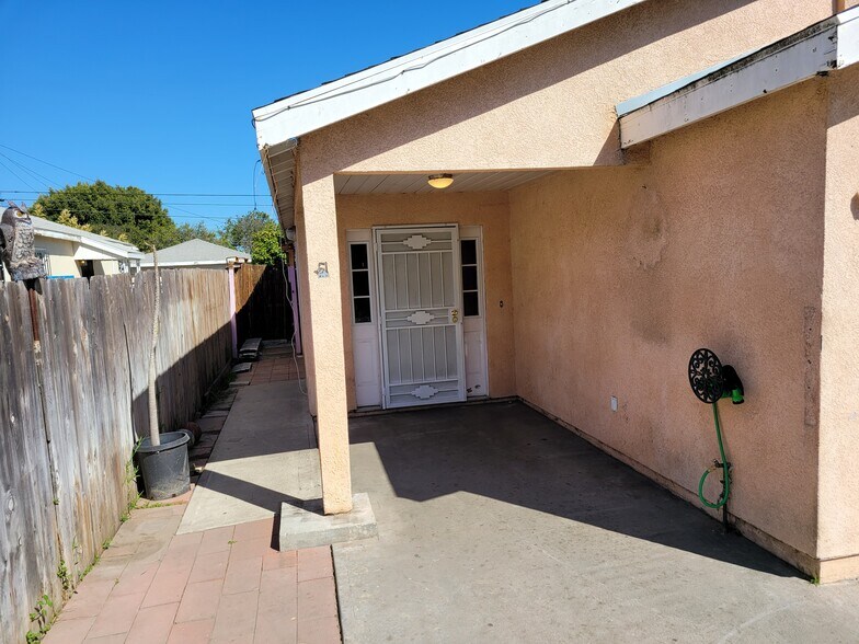 Building Photo - 10320 S Grevillea Ave
