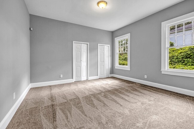 Building Photo - SPACIOUS 6 BEDS | 3 BATHS - IN THE HEART O...