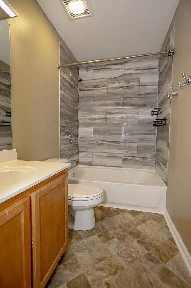 Building Photo - Spacious home located in the beautiful and well-established community of Magnolia Bluff in Lake C...