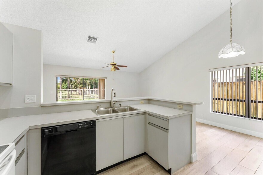 Building Photo - 5809 Sun Pointe Cir