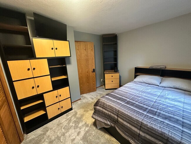 Building Photo - Super Comfortable Furnished Short term rental