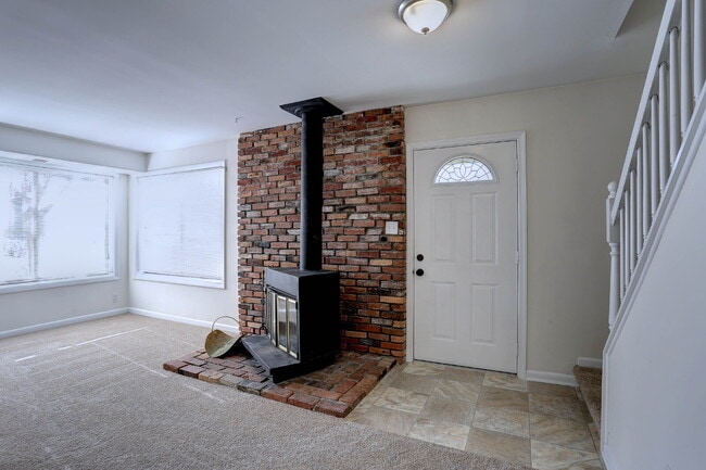 Building Photo - 3BD, 1.5BA - Beautifully Remodeled Townhome in Columbia
