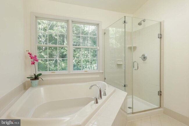 Building Photo - 11 Wedgewood Ct