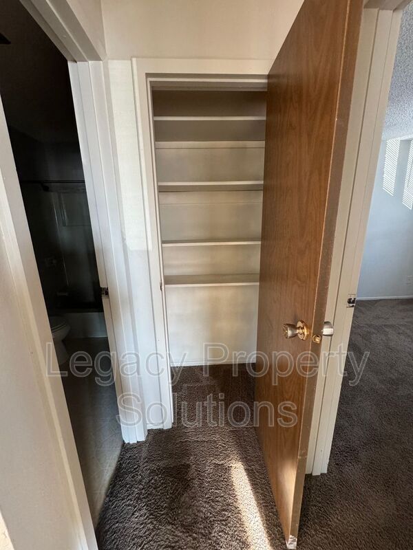 Building Photo - 305 E Expressway