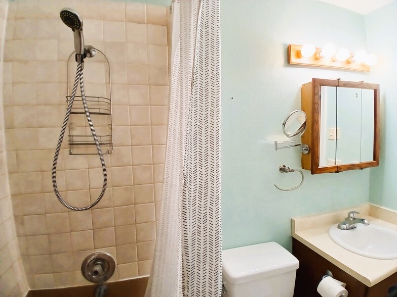 upstairs bath - 15160 E Robin Ln