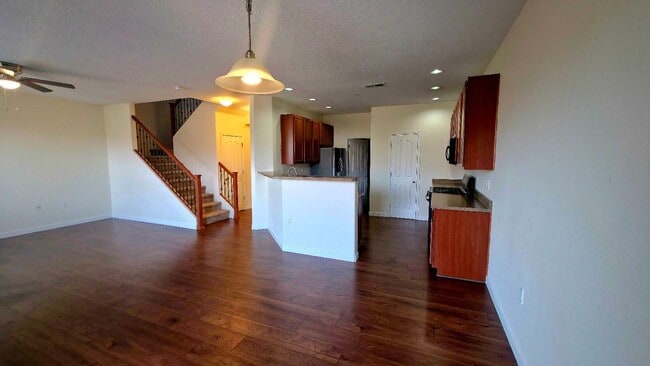 Building Photo - 3 bedroom 2.5 bathroom Townhome