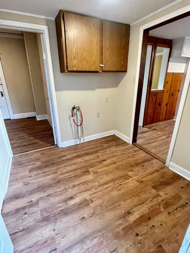 Building Photo - 919 S Douglas Ave