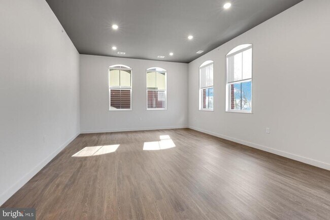 Building Photo - 525 N 41st St