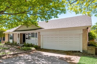 Building Photo - Gorgeous 2 Bed, 2 Bath Lochwood Home!