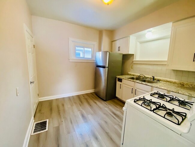 Building Photo - 383 Black St