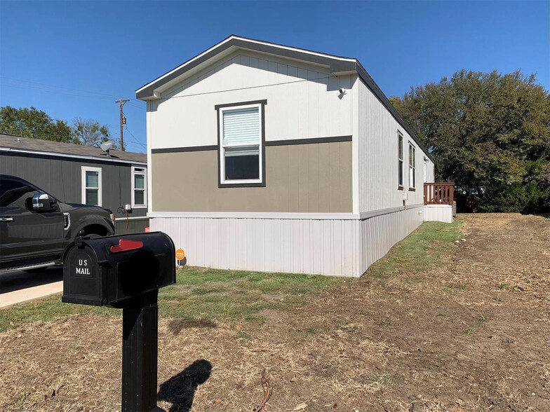 Building Photo - Room in House on Cannon Ln